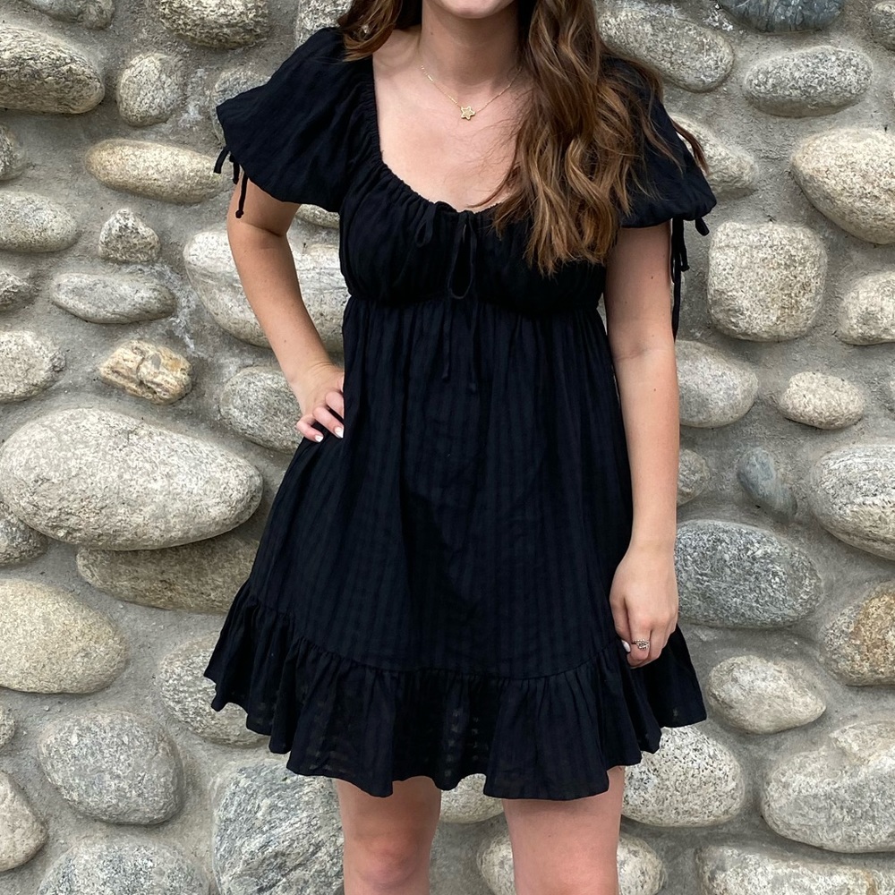 Small black dress. Has pockets!!
